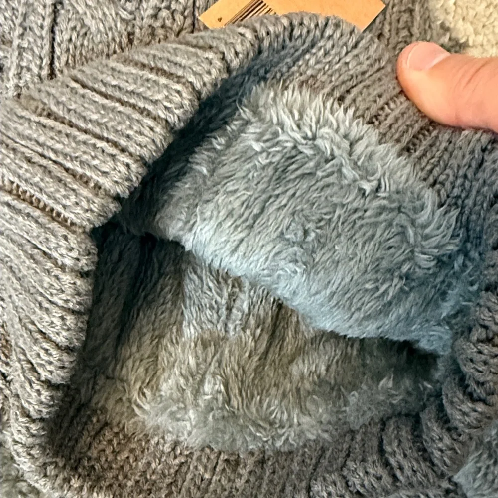 NWT UGG Australia Gray Knit Pom Hat and Infinity Scarf Set - Picture 3 of 5